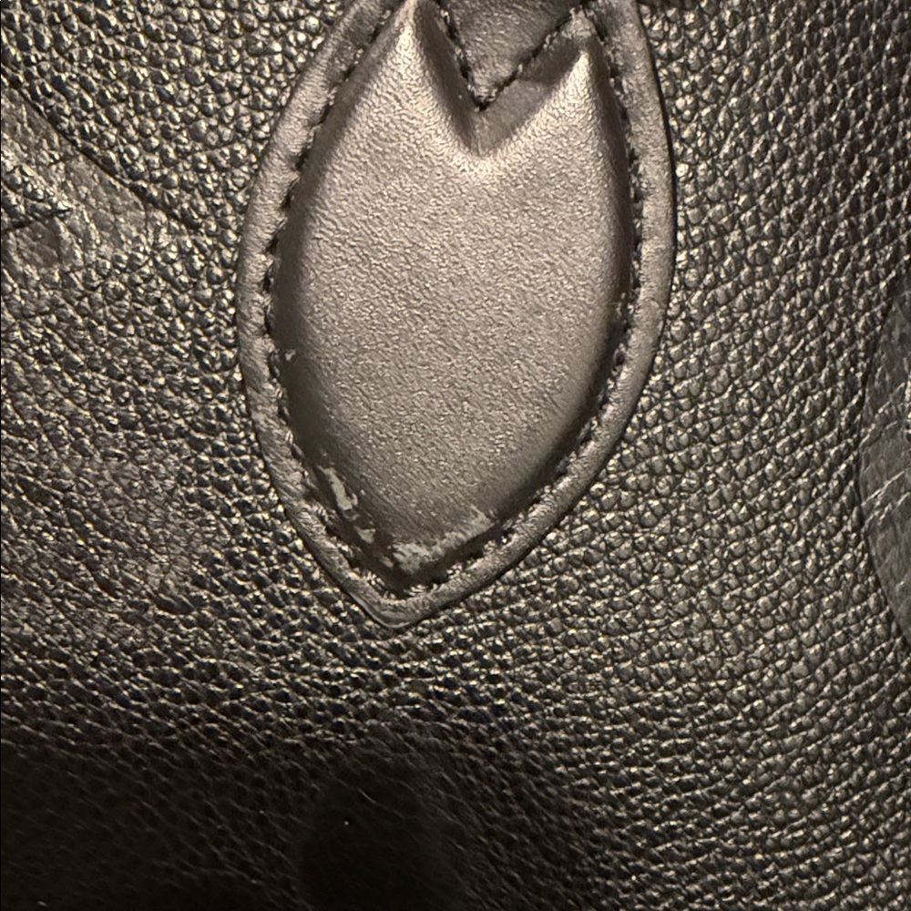Black Louis Vuitton OnTheGo GM - Picture 4 of 9